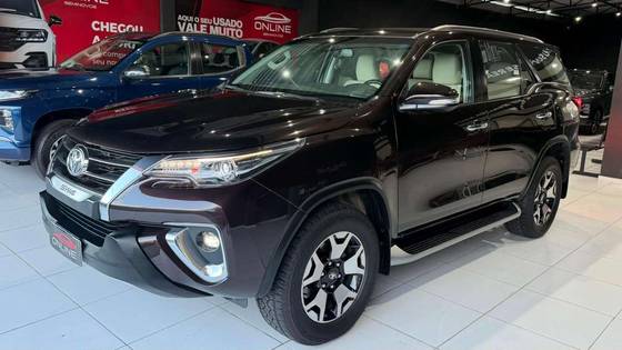 TOYOTA HILUX SW4 2.8 SRX DIAMOND 4X4 7 LUGARES 16V TURBO INTERCOOLER DIESEL 4P AUTOMÁTICO TOYOTA HILUX SW4 2.8 SRX DIAMOND 4X4 7 LUGARES 16V TURBO INTERCOOLER DIESEL 4P AUTOMÁTICO